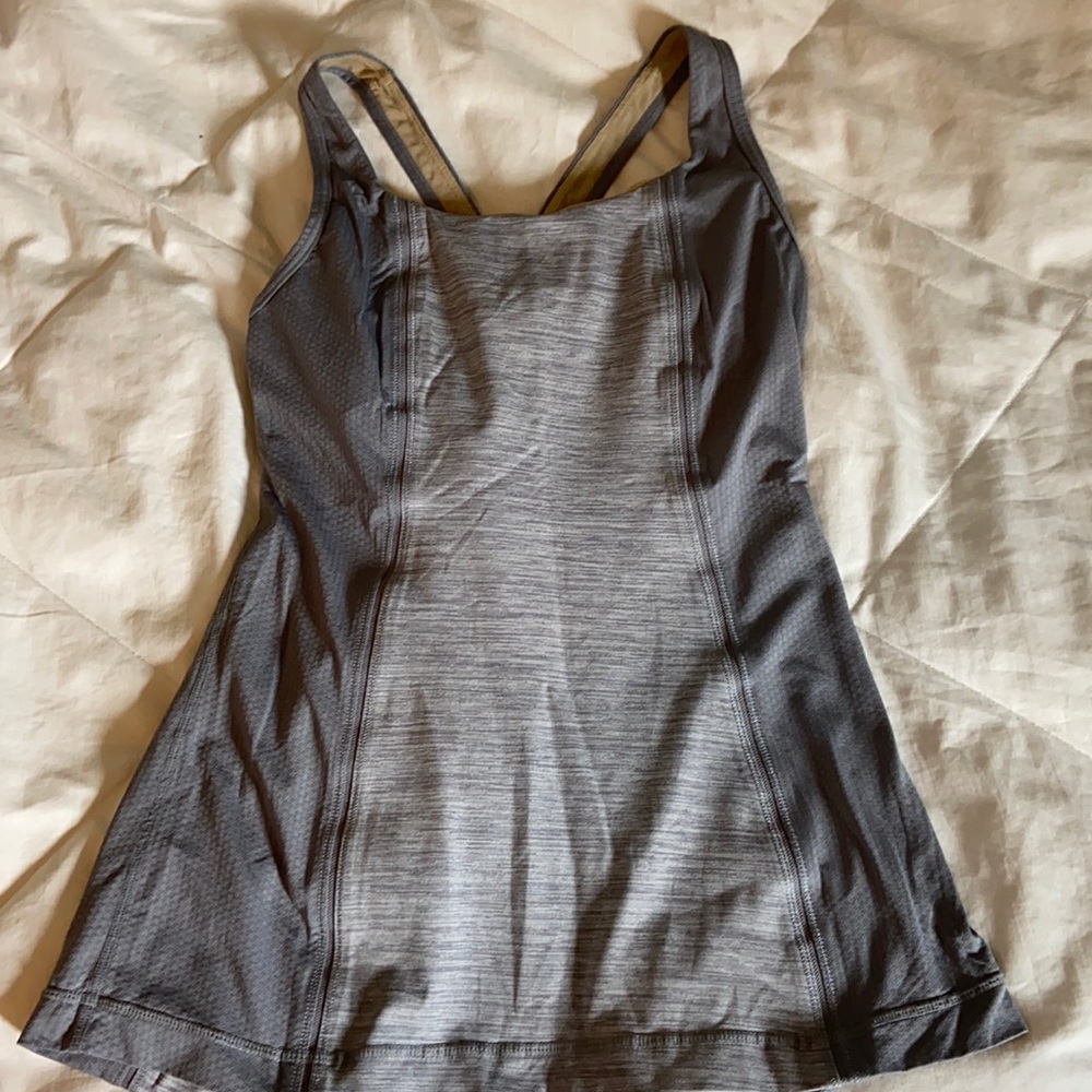 Lululemon top w built in bra size 2
